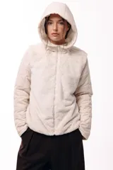 Campera con capucha, cuerpo de pelo sintético y mangas matelaseadas con cierre frontal.