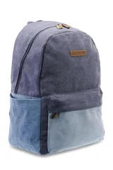 Mochila azul de lona tipo canvas con bolsillo frontal y logo de la marca en etiqueta de cuero.