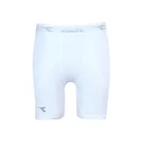 Calza corta deportiva Diadora para hombre, color blanco, con cintura elástica gris que lleva el logo de la marca. Presenta costuras ergonómicas y el logo de Diadora en la pierna izquierda.