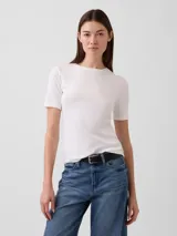 Remera blanca de manga corta y cuello redondo, confeccionada en modal de corte ajustado.