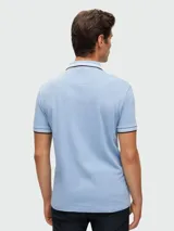 Remera polo de algodón color gris oscuro, marca Boss, modelo Paddy. Corte regular fit, cuello y puños con ribete doble en blanco y gris. Logo bordado en el pecho.