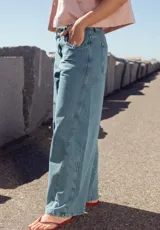 Pantalón de jean celeste de corte ancho.