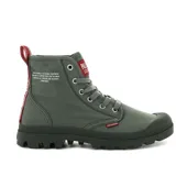 Botas de caña alta color gris con suela negra, cordones grises y detalles en rojo.