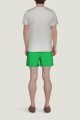 Short de baño verde con cintura elástica y cordón ajustable.