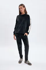 Pantalón tipo jogger confeccionado en plush color negro, con cintura elástica y cordón de ajuste. Presenta un corte cómodo y versátil.