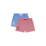 Pack de dos boxers Eme Studios de corte clásico, confeccionados en tejido a cuadros, uno en tono celeste y otro en tono rojo. Presentan cintura elástica con etiqueta de la marca y estampa tipográfica en la pierna derecha.