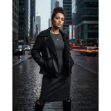 Campera gamulán negra para mujer, con cuello solapa, bolsillos frontales aplicados y forro interno de corderito sintético.