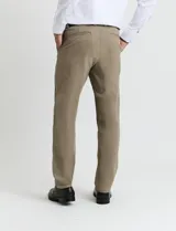 Pantalón de corte clásico confeccionado en algodón sarga con elastano. Presenta bolsillos delanteros inclinados y bolsillos traseros de ribete.