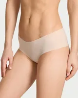 Bombacha estilo cheeky sin costuras, color nude, confeccionada en microfibra ultrasuave con diseño de tiro bajo y bordes invisibles.