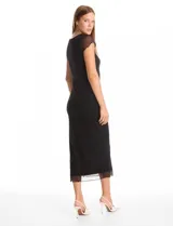 Vestido midi de corte ajustado, confeccionado con una capa exterior de microtul transparente sobre un forro opaco. Presenta cuello redondo, mangas cortas de microtul con acabado ondulado y un tajo lateral profundo que aporta movimiento.
