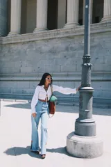 Pantalón vaquero celeste de tiro alto, corte recto con tajo lateral y terminación en cuero.