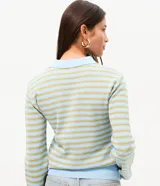 Blusa de tricot estilo retro con diseño a rayas en jacquard, manga larga, cuello polo con botones y bolsillo aplicado en el pecho.