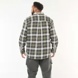 Camisa de manga larga con estampado de cuadros en tonos verde oliva, gris y beige. Presenta cuello clásico, cierre frontal con botones y puños abotonados.