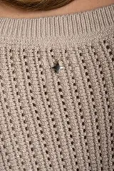 Chaleco sin mangas de tejido de punto color rosado pálido, con textura calada y acabado lurex, corte al cuerpo y cuello redondo.