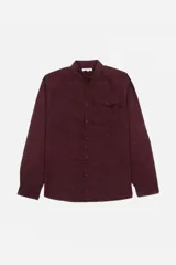 Camisa de franela color borgoña con jaspeado blanco, de manga larga y corte clásico.