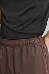 Pantalones deportivos cortos de Zara Athleticz, confeccionados en tejido técnico ligero y elástico. Presentan cintura elástica ajustable con cordón interior, bolsillos frontales, bajo con perforaciones decorativas y aberturas laterales, con detalle de logo estampado en la pierna.