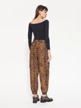Pantalón babucha de algodón con estampado animal print, cintura elastizada con cordón de ajuste, puños elastizados y bolsillos plaque con tapa y broche snap negro.