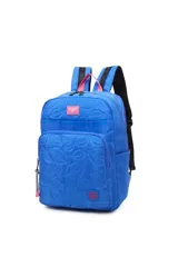 Mochila azul de la marca Las Oreiro, con diseño acolchado de labios, tiras ajustables negras y asa superior rosa. Incluye un bolsillo frontal con cierre y un llavero decorativo.