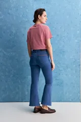 Jean azul de tiro alto con fit bootcut, ajustado en caderas y muslos, con apertura sutil desde la rodilla.