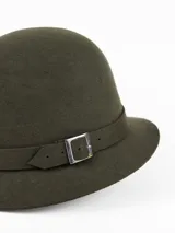 Sombrero de paño de lana impermeable con diseño clásico y cinta decorativa con hebilla metálica plateada.