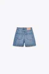 Shorts de jean tiro alto con diseño mom fit, cinco bolsillos y cierre frontal con cremallera y botón.