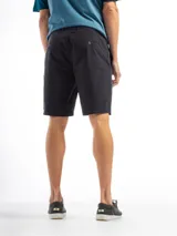 Bermuda clásica negra con bolsillos laterales y traseros.