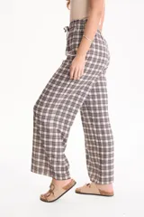 Pantalón ancho de lino con estampado en blanco y negro, cintura elástica con cordón de ajuste y bolsillos laterales.