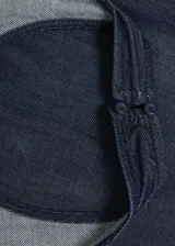 Mono largo de denim oscuro con cuello halter y espalda descubierta. Presenta un diseño de corte recto y holgado con bolsillos laterales y cierre de cremallera en la parte posterior.