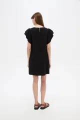 Vestido corto de viscosa color blanco, con cuello en V profundo y mangas cortas con volados. Diseño holgado.
