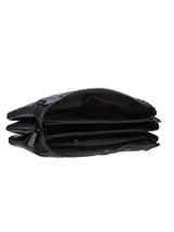 Bandolera color beige con correa ancha con letras en tono sobre tono.