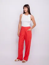 Pantalón ancho color rojo de lino y viscosa, con dos bolsillos delanteros, dos bolsillos falsos traseros, cierre y botón de plástico.