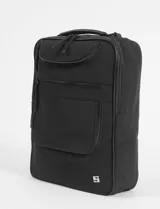 Mochila porta laptop color verde oliva, con múltiples compartimentos frontales con cierre y manija superior reforzada. Presenta detalles de ribetes en color negro y logo metálico en la parte inferior.