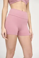 Minishort deportivo color rosa, de tiro alto y compresión media.