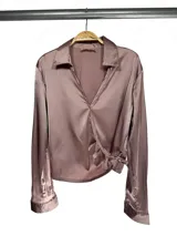 Blusa color marrón topo de satén, con cuello camisero, corte cruzado y lazo lateral.