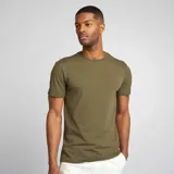 Remera lisa color verde militar, corte ajustado (muscle fit) y cuello redondo.