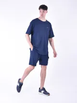 Remera negra de waffle con cuello redondo y corte oversized.