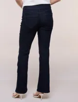 Jean semi oxford azul oscuro con efecto modelador, de tiro medio-alto, cinco bolsillos y cierre frontal con doble botón.