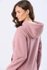 Campera de polar azul con cierre frontal, capucha integrada y bolsillos laterales. Presenta un diseño entallado con logo bordado en el pecho.