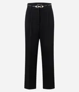 Pantalón de corte recto confeccionado en punto roma, con cintura estructurada, pliegues frontales sutiles y trabillas. Incluye un cinturón fino con hebilla metálica.