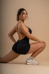 Enterito negro ajustado al cuerpo, con breteles finos y escote redondo.