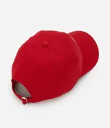 Gorra roja de sarga con visera curva, hebilla ajustable en la parte trasera y bordado frontal con la frase "Nosotros Dos y Un Boteco".