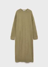 Vestido largo de punto con diseño recto, cuello redondo y manga larga con puños en canalé. Presenta una textura suave y un corte holgado.