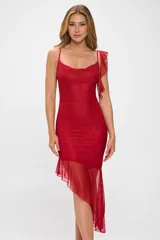 Vestido de fiesta midi con acabado brillante, diseño asimétrico con volados en el ruedo y en uno de los breteles. Presenta escote recto y ajuste al cuerpo.