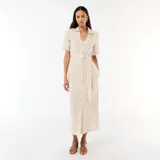 Vestido camisero largo color beige, de manga corta, con cuello solapa, cierre frontal de botones y lazo ajustable en la cintura.
