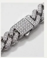Pulsera de eslabones tipo cubana fabricada en acero, con engarzado de micropave de circonias en toda su superficie.