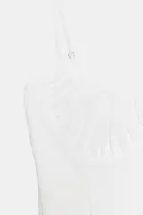 Top corsetero blanco de escote redondo con tirantes finos ajustables. Presenta detalles de frunces en el pecho y costuras verticales marcadas.