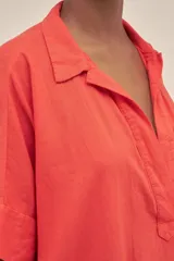 Túnica corta color coral de lino con cuello camisero y mangas cortas.
