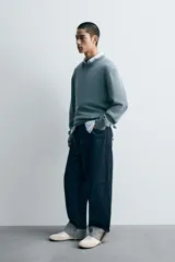 Jersey de corte relajado confeccionado en hilatura de algodón con efecto lavado. Presenta cuello redondo, manga larga y acabados en rib en cuello, puños y bajo.