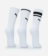 Kit de tres pares de medias deportivas Puma de caña larga, confeccionadas en algodón. Incluye un par blanco con rayas y logo azules, un par negro con rayas y logo blancos, y un par liso de color azul.
