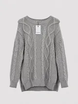 Sweater de tejido de punto grueso color gris, con diseño de trenzas en relieve y cuello redondo. Presenta mangas largas y terminaciones acanaladas en puños, cuello y cintura.